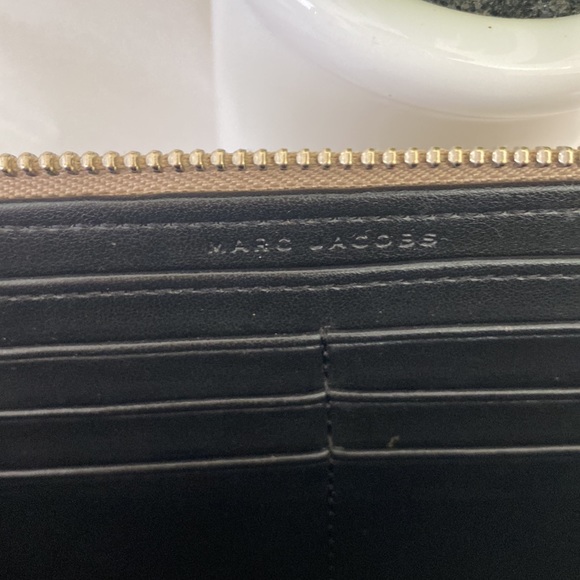 Marc Jacobs Tan Wallet - Picture 4 of 9